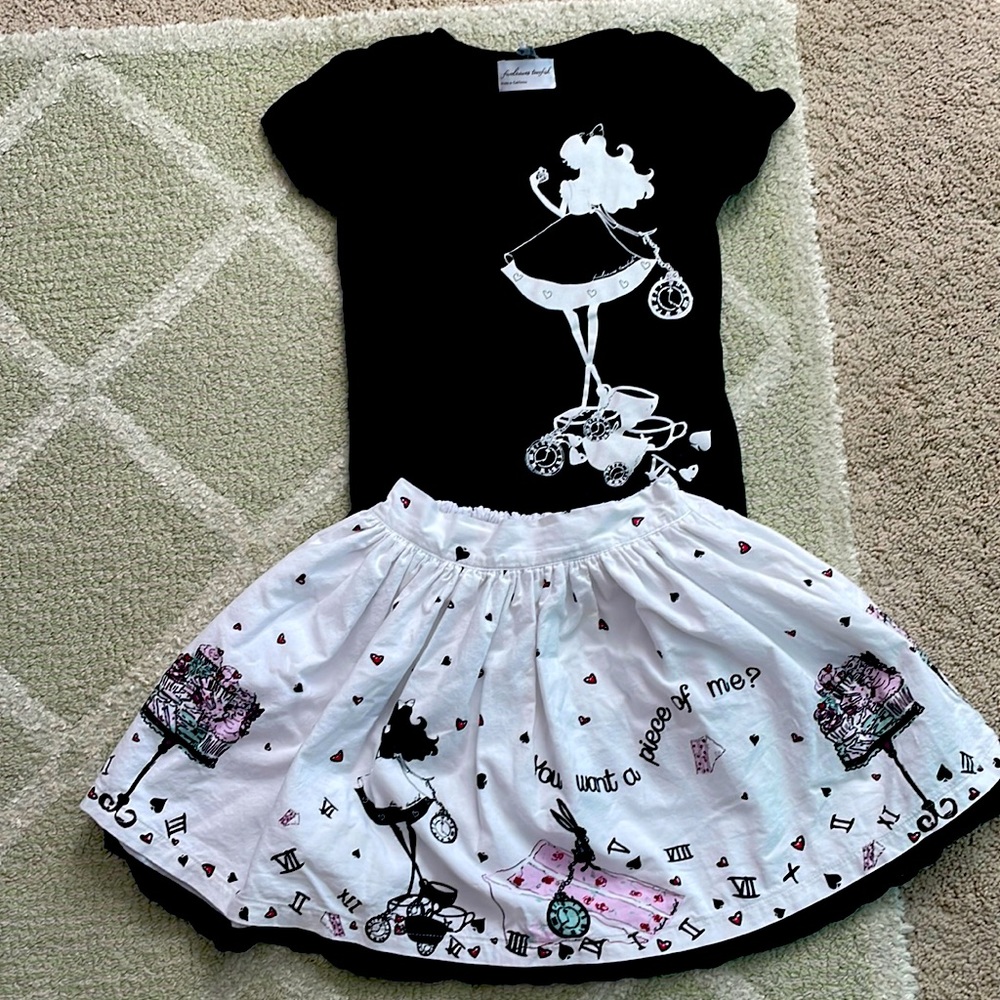Fiveloaves two fish Alice in Wonderland. Size M